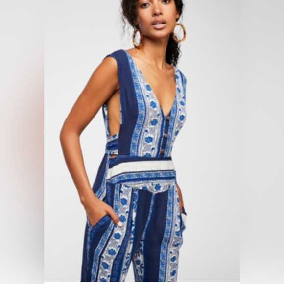 Free People All Shook Up Blue White Jumpsuit Deep V Neck Open Back Boho Size 4 - Picture 2 of 8